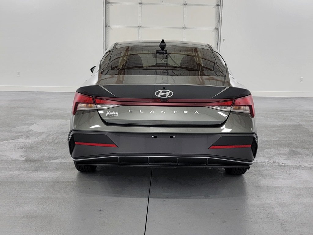 Used 2024 Hyundai Elantra SE FWD image 7