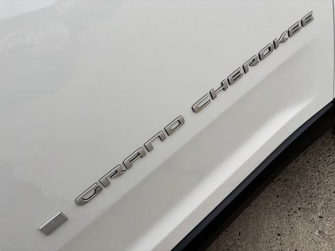 Used 2024 Jeep Grand Cherokee Limited image 9