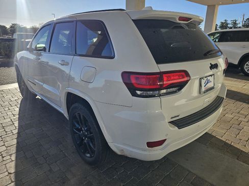 Used 2020 Jeep Grand Cherokee Altitude image 3