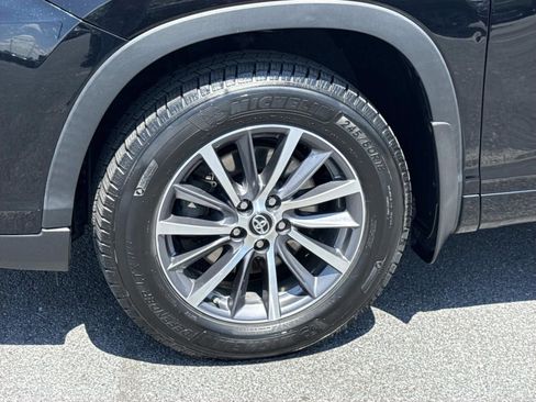 Used 2017 Toyota Highlander XLE AWD/4WD image 7