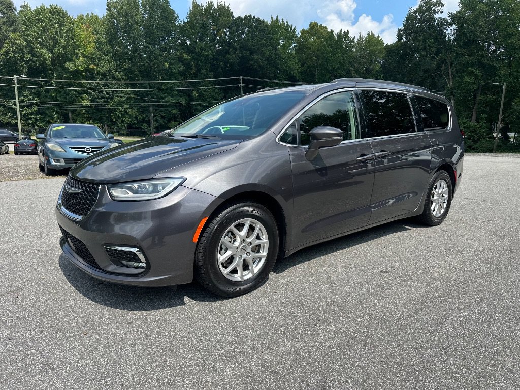 Used 2022 Chrysler Pacifica Touring-L FWD image 2