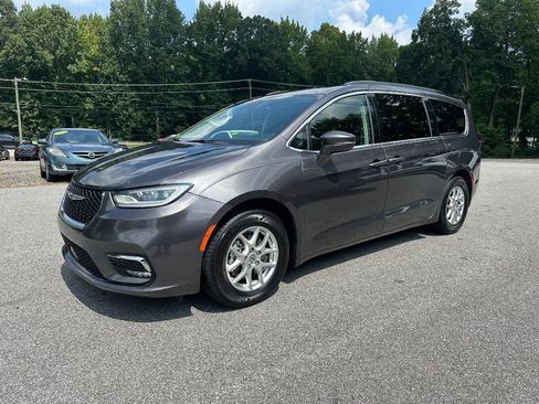 Used 2022 Chrysler Pacifica Touring-L FWD image 2