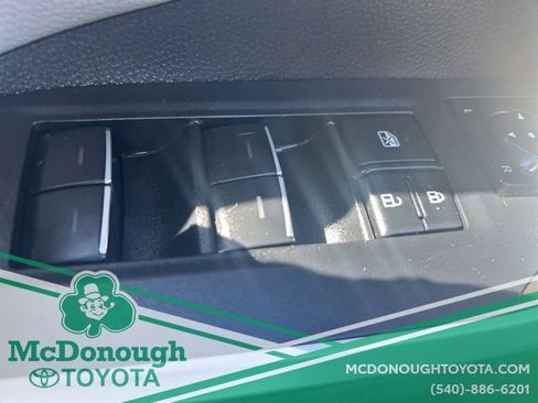Used 2022 Toyota RAV4 XLE Premium AWD/4WD image 15