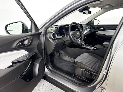 Used 2025 Chevrolet Trax LT w/ Driver Confidence Package FWD image 3