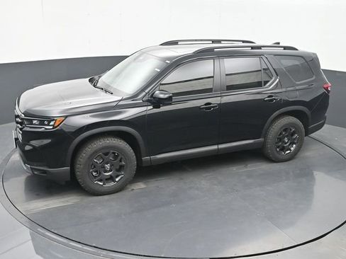 Used 2025 Honda Pilot TrailSport image 19