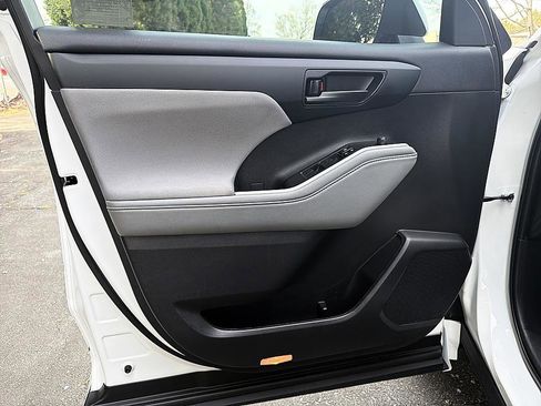 Used 2023 Toyota Highlander L image 9