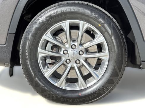 Used 2019 Jeep Cherokee Latitude Plus AWD/4WD image 12