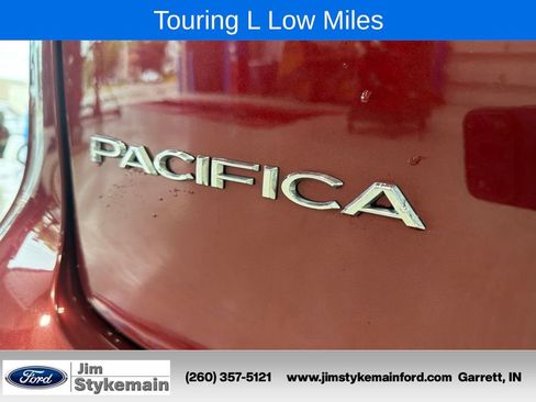 Used 2017 Chrysler Pacifica Touring-L w/ Tire & Wheel Group FWD image 10