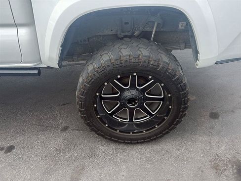 Used 2019 Toyota Tacoma TRD Sport w/ Technology Package RWD image 6