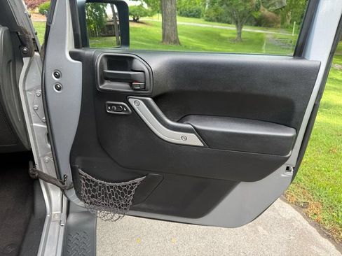 Used 2015 Jeep Wrangler Unlimited Sahara AWD/4WD image 37