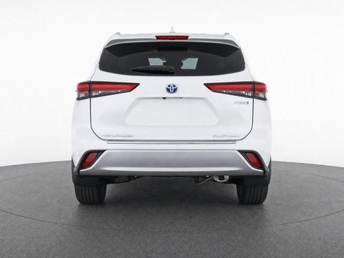 Certified 2021 Toyota Highlander Platinum AWD/4WD image 2