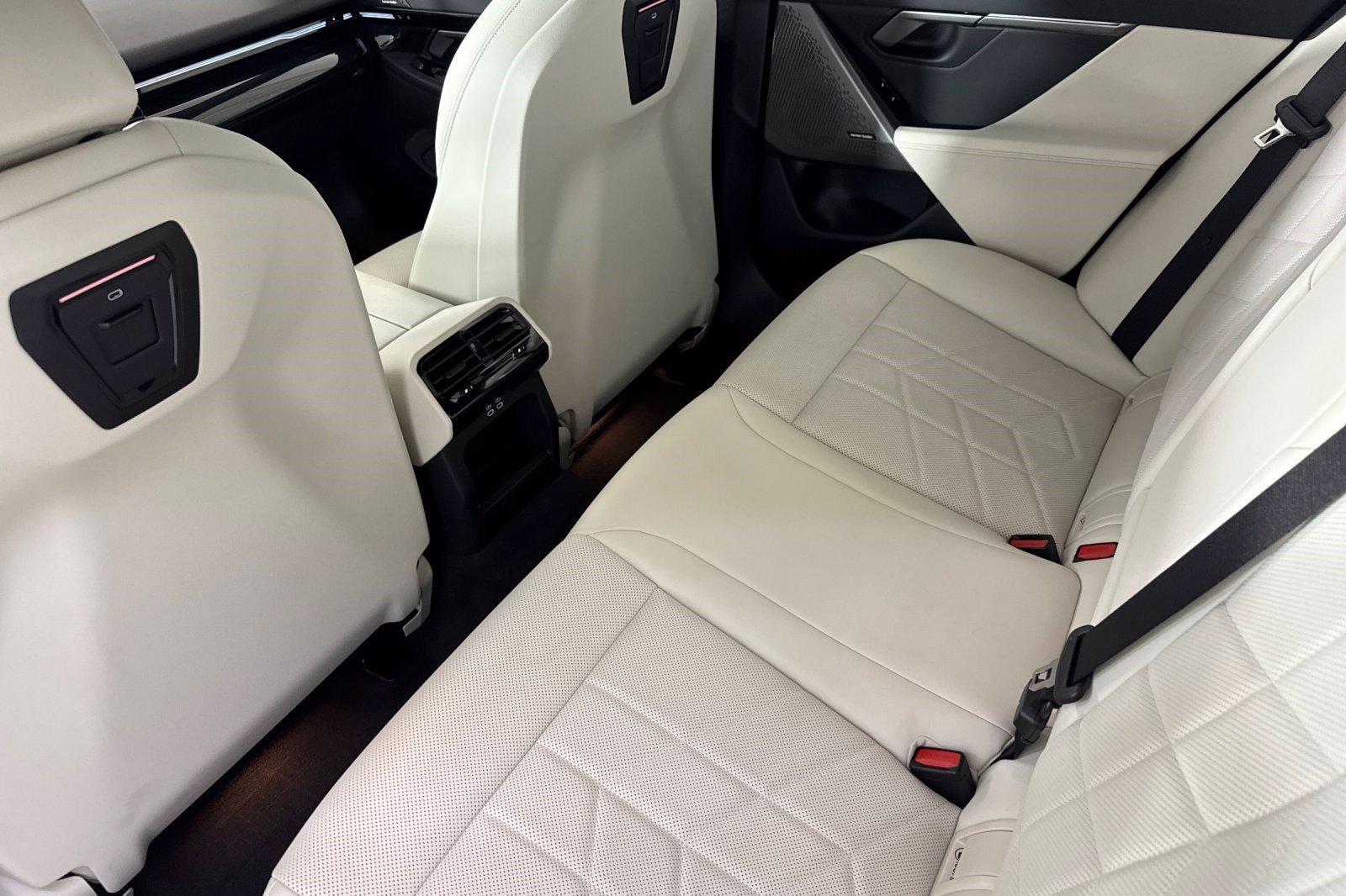 Used 2026 BMW 530i w/ Premium Package RWD image 31