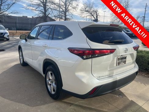 Used 2023 Toyota Highlander LE image 4