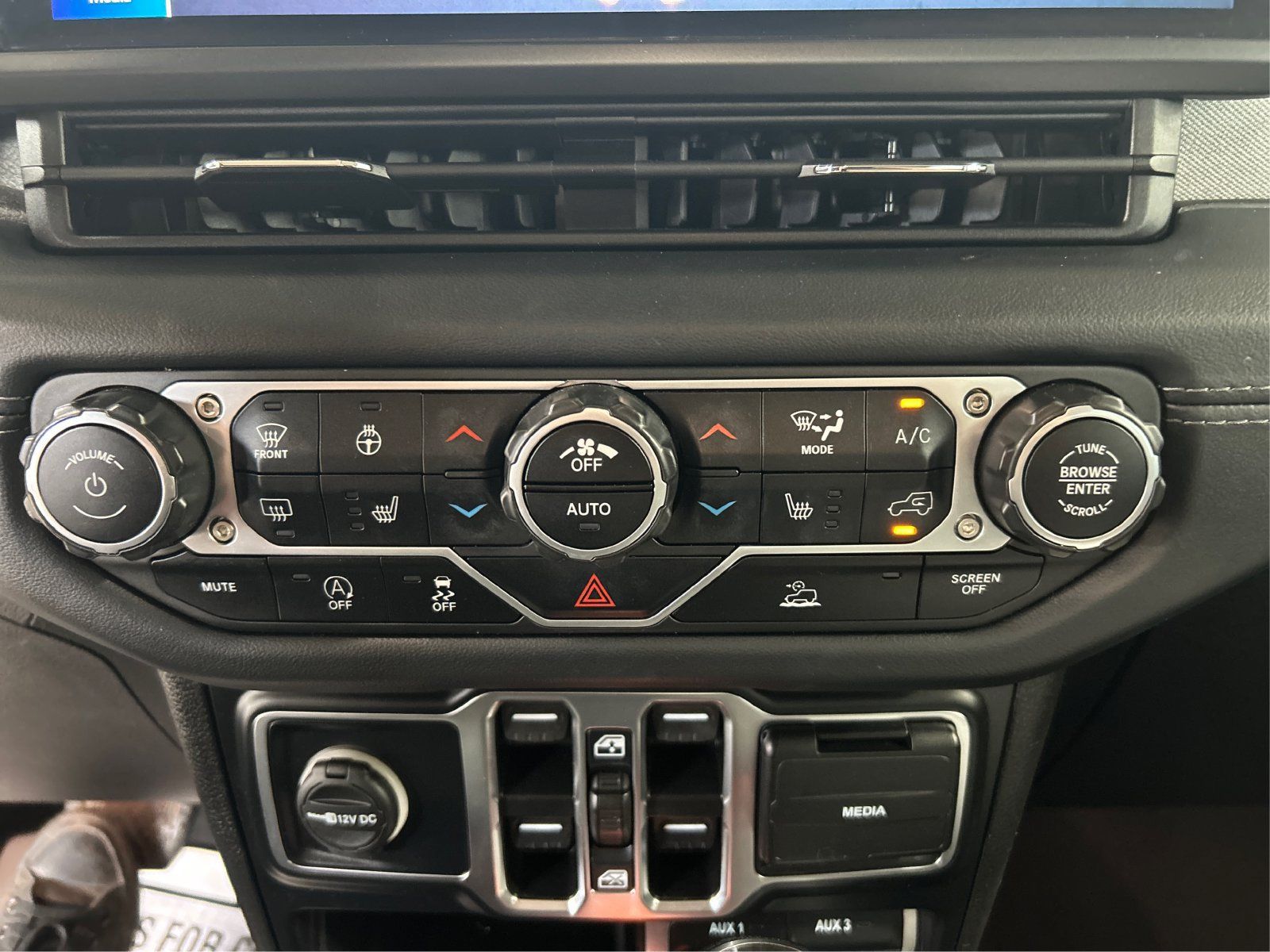 Used 2024 Jeep Wrangler Unlimited Sahara AWD/4WD image 27