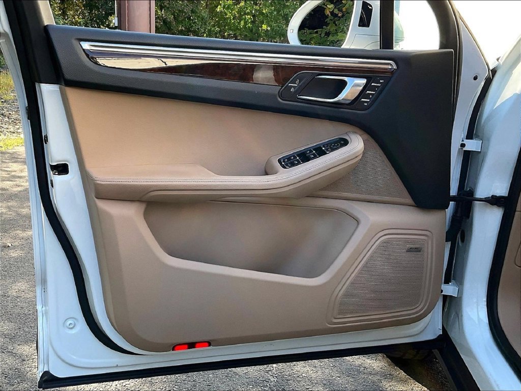 Certified 2022 Porsche Macan AWD/4WD image 28