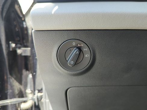 Certified 2022 Volkswagen Taos SE image 34