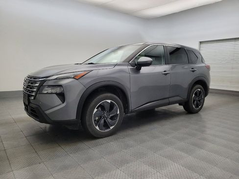 Used 2024 Nissan Rogue SV image 2