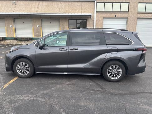 Used 2025 Toyota Sienna XLE AWD/4WD image 6