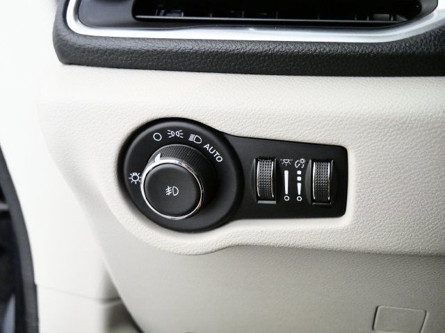 Used 2023 Chrysler Pacifica Limited FWD image 27