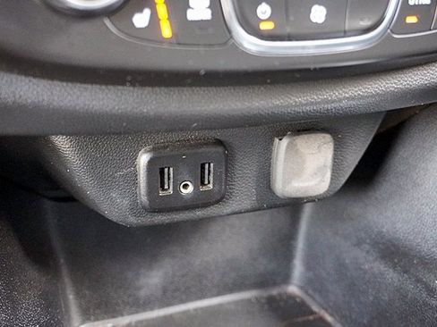 Used 2021 Chevrolet Traverse LT image 26