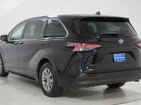 Used 2022 Toyota Sienna XLE AWD/4WD image 7