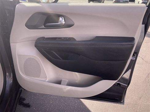 Used 2023 Chrysler Pacifica Touring-L image 43