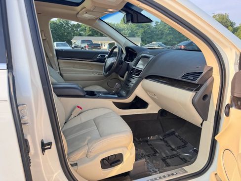 Used 2013 Lincoln MKT AWD image 29