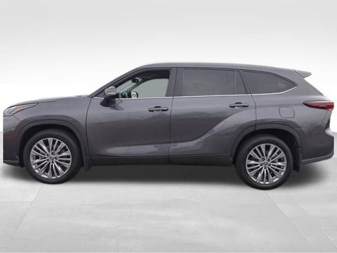 Used 2024 Toyota Highlander XLE image 7