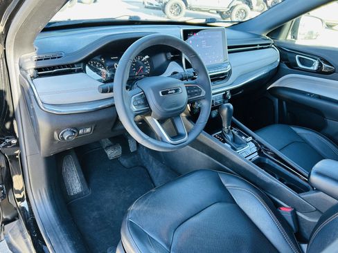 Used 2023 Jeep Compass Limited image 12