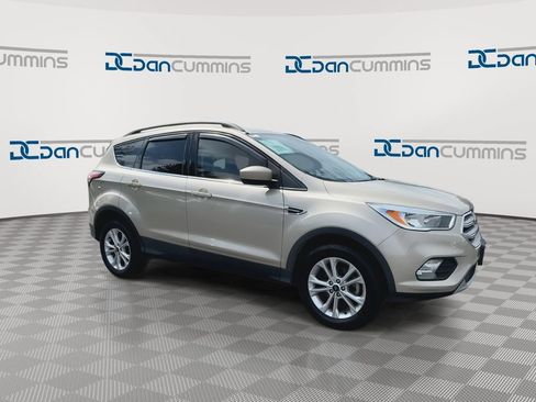 Used 2018 Ford Escape SE FWD image 2