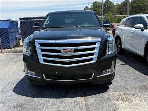 Used 2018 Cadillac Escalade Luxury RWD image 2