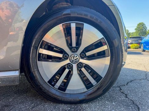 Used 2016 Volkswagen e-Golf SE FWD image 17