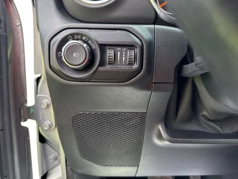 Used 2018 Jeep Wrangler Unlimited Sahara w/ Uconnect 4C Nav & Sound Group AWD/4WD image 19