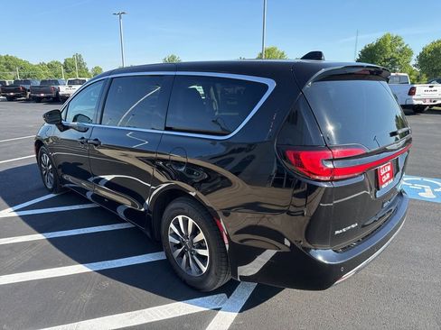 Used 2024 Chrysler Pacifica Limited FWD image 6