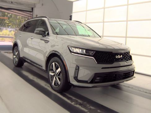 Used 2023 Kia Sorento EX w/ Panoramic Sunroof Package FWD image 2