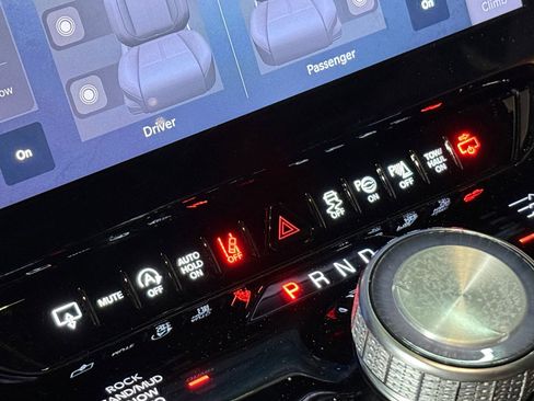 Used 2024 Jeep Grand Wagoneer Series III w/ HD Trailer Tow Package image 33