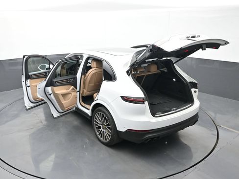 Certified 2023 Porsche Cayenne Platinum Edition AWD/4WD image 28