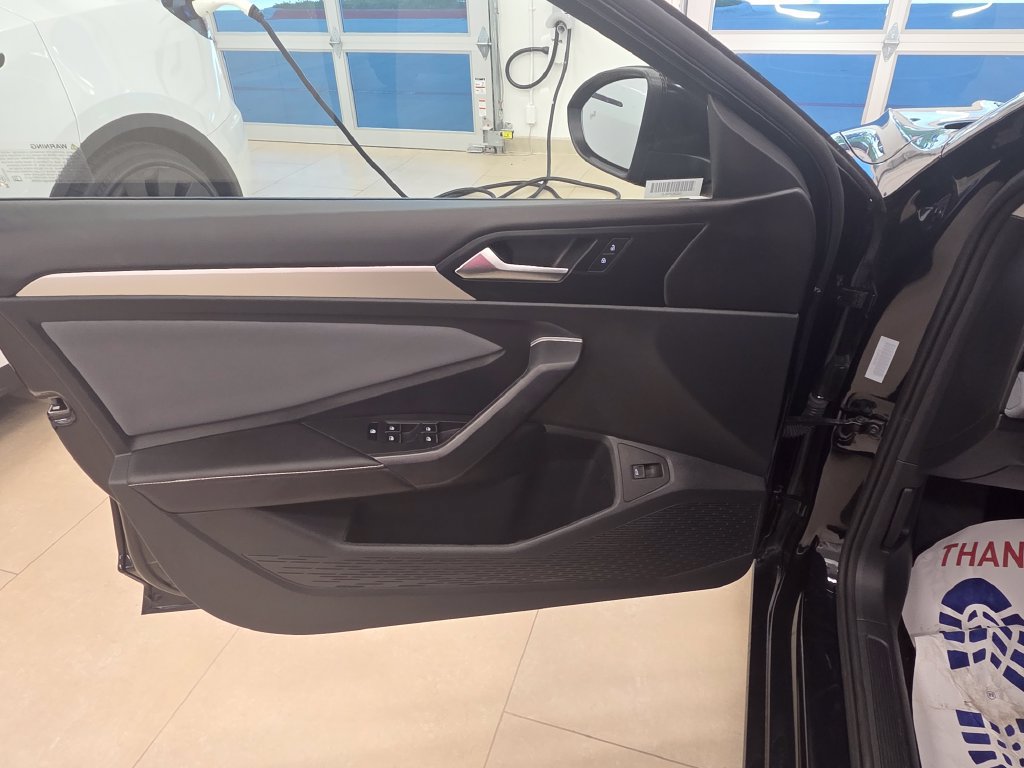 Used 2025 Volkswagen Jetta SE FWD image 14