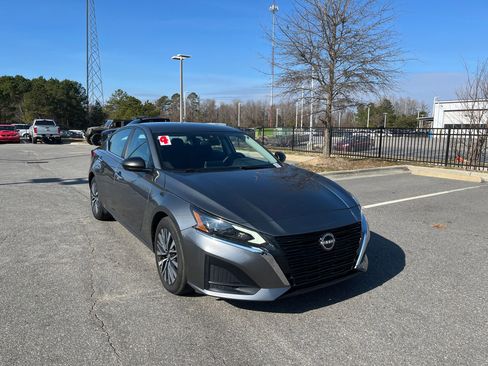 Used 2024 Nissan Altima 2.5 SV image 12