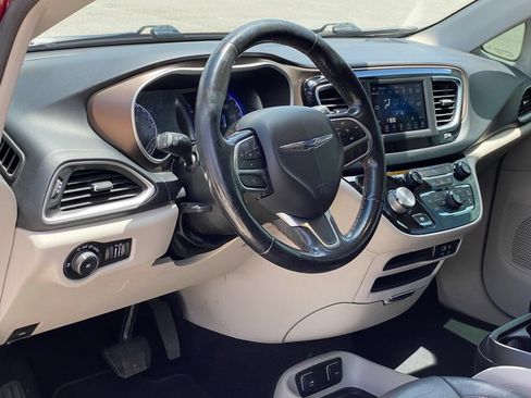 Used 2019 Chrysler Pacifica Touring-L FWD image 10
