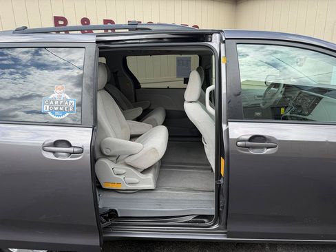 Used 2011 Toyota Sienna LE w/ Towing Pkg FWD image 4