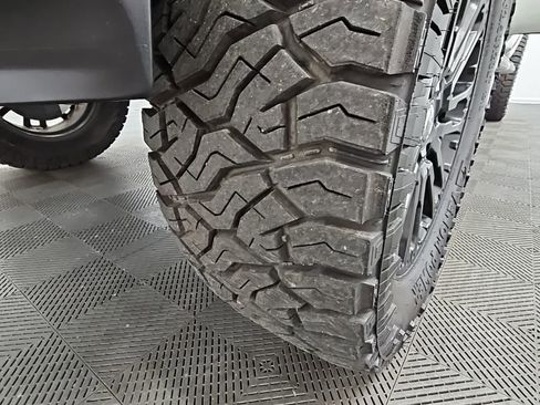 Used 2018 Nissan Titan SL w/ Midnight Edition image 45