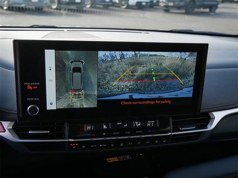 Used 2025 Toyota Sienna Platinum image 19