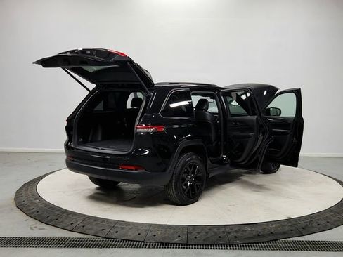 Used 2024 Jeep Grand Cherokee Altitude image 15