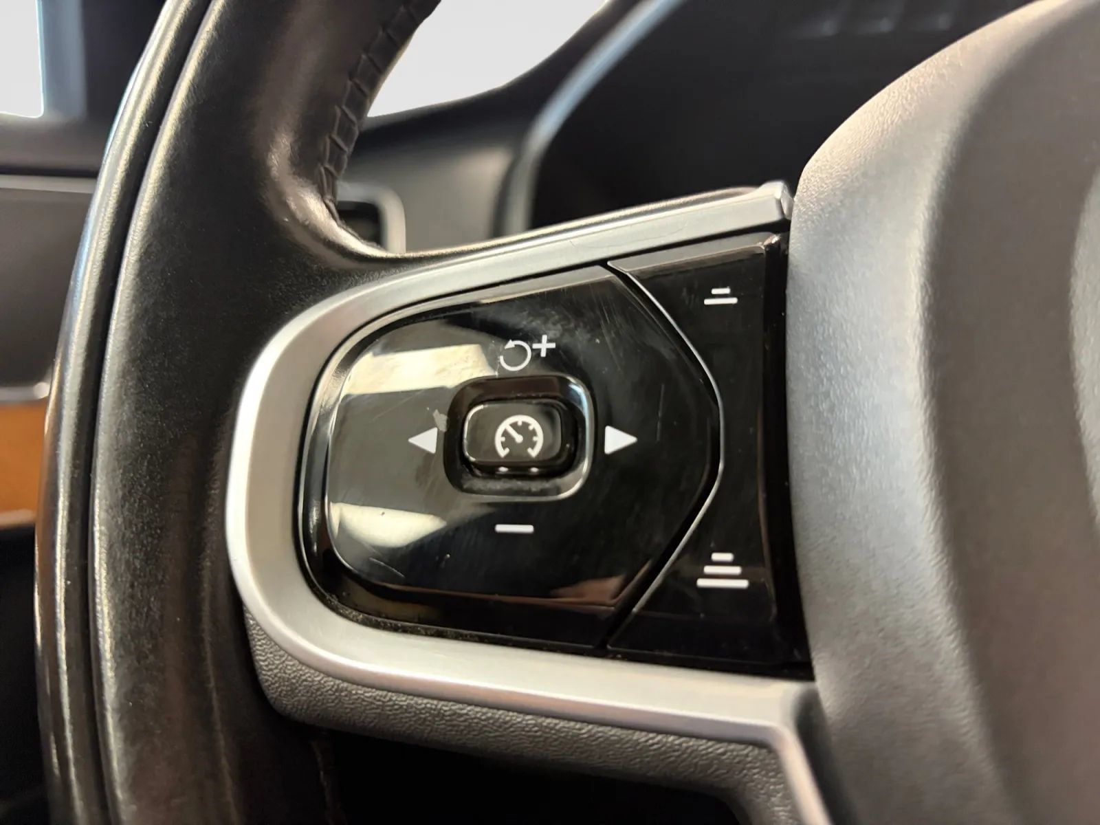 Used 2021 Volvo XC90 T6 Momentum w/ Advanced Package AWD/4WD image 31