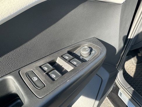 Used 2025 Volkswagen Taos SE w/ Panoramic Sunroof Package image 22