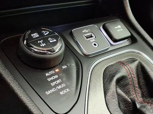 Used 2020 Jeep Cherokee Trailhawk w/ Cold Weather Group AWD/4WD image 27