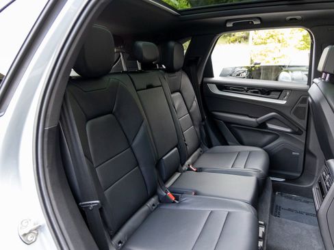 Certified 2025 Porsche Cayenne AWD/4WD image 48