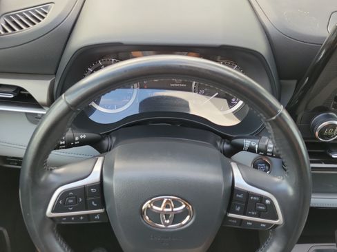 Used 2023 Toyota Highlander LE FWD image 22