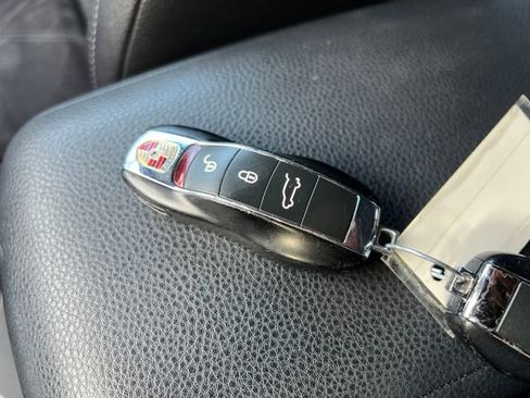 Used 2018 Porsche Macan image 30